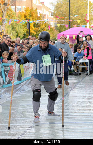 St. Mark Hill, Surbiton, SW-London, UK. 18. Oktober 2015. Ski Sonntag und das brodelnde Luge Charity-Event kehrt zurück, denn es ist 7. Jahr Anheben des Geldes für das Shooting Star Chase-Kinder-Hospiz. Wettbewerber Eis Ski anschnallen und versuchen, es bis zum Ende des Hanges Seifenwasser in St Mark Hill in eine Weltrekord-Zeit zu machen. Bildnachweis: Julia Gavin UK/Alamy Live-Nachrichten Stockfoto