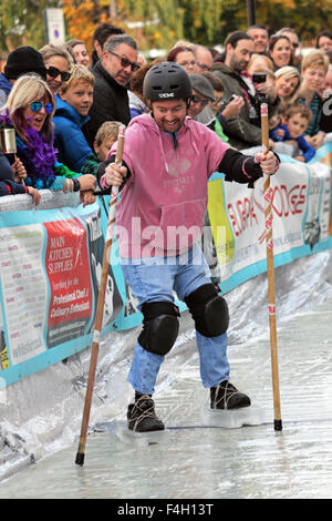 St. Mark Hill, Surbiton, SW-London, UK. 18. Oktober 2015. Ski Sonntag und das brodelnde Luge Charity-Event kehrt zurück, denn es ist 7. Jahr Anheben des Geldes für das Shooting Star Chase-Kinder-Hospiz. Wettbewerber Eis Ski anschnallen und versuchen, es bis zum Ende des Hanges Seifenwasser in St Mark Hill in eine Weltrekord-Zeit zu machen. Bildnachweis: Julia Gavin UK/Alamy Live-Nachrichten Stockfoto