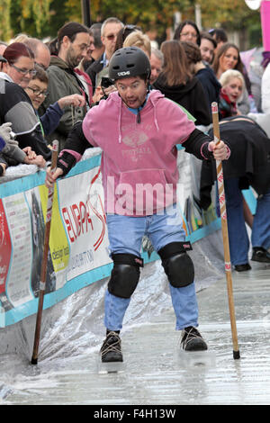 St. Mark Hill, Surbiton, SW-London, UK. 18. Oktober 2015. Ski Sonntag und das brodelnde Luge Charity-Event kehrt zurück, denn es ist 7. Jahr Anheben des Geldes für das Shooting Star Chase-Kinder-Hospiz. Wettbewerber Eis Ski anschnallen und versuchen, es bis zum Ende des Hanges Seifenwasser in St Mark Hill in eine Weltrekord-Zeit zu machen. Bildnachweis: Julia Gavin UK/Alamy Live-Nachrichten Stockfoto