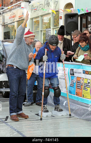 St. Mark Hill, Surbiton, SW-London, UK. 18. Oktober 2015. Ski Sonntag und das brodelnde Luge Charity-Event kehrt zurück, denn es ist 7. Jahr Anheben des Geldes für das Shooting Star Chase-Kinder-Hospiz. Wettbewerber Eis Ski anschnallen und versuchen, es bis zum Ende des Hanges Seifenwasser in St Mark Hill in eine Weltrekord-Zeit zu machen. Bildnachweis: Julia Gavin UK/Alamy Live-Nachrichten Stockfoto