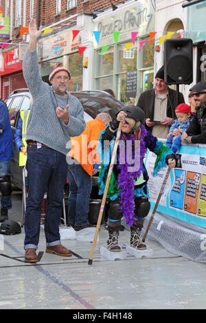 St. Mark Hill, Surbiton, SW-London, UK. 18. Oktober 2015. Ski Sonntag und das brodelnde Luge Charity-Event kehrt zurück, denn es ist 7. Jahr Anheben des Geldes für das Shooting Star Chase-Kinder-Hospiz. Konkurrenten Eis Skier anschnallen und versuchen, es bis zum Ende des Hanges Seifenwasser in St Mark Hill in eine Weltrekord-Zeit zu machen. Bildnachweis: Julia Gavin UK/Alamy Live-Nachrichten Stockfoto