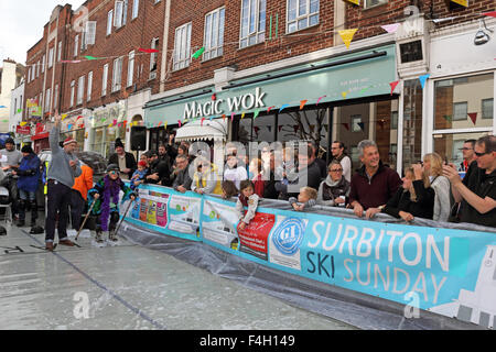 St. Mark Hill, Surbiton, SW-London, UK. 18. Oktober 2015. Ski Sonntag und das brodelnde Luge Charity-Event kehrt zurück, denn es ist 7. Jahr Anheben des Geldes für das Shooting Star Chase-Kinder-Hospiz. Wettbewerber Eis Ski anschnallen und versuchen, es bis zum Ende des Hanges Seifenwasser in St Mark Hill in eine Weltrekord-Zeit zu machen. Bildnachweis: Julia Gavin UK/Alamy Live-Nachrichten Stockfoto