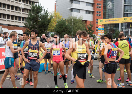 Birmingham, Vereinigtes Königreich. 18. Oktober 2015. Elite-Athleten Aufwärmen an der Startlinie vor dem großen Birmingham laufen Halbmarathon Credit: David Holbrook/Alamy Live News Stockfoto