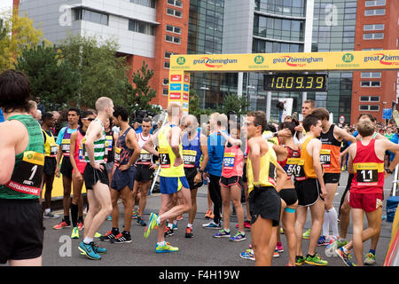 Birmingham, Vereinigtes Königreich. 18. Oktober 2015. Elite-Athleten Aufwärmen an der Startlinie vor dem großen Birmingham laufen Halbmarathon Credit: David Holbrook/Alamy Live News Stockfoto