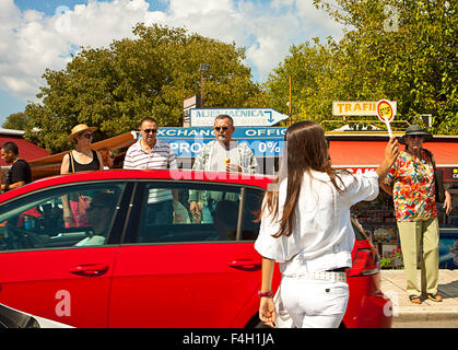 Trogir, Kroatien - Polizistin führt Pkw-Verkehr in der Fußgängerzone Zebrastreifen in der Nähe von den Marktständen Stockfoto