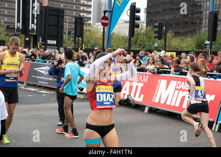 Birmingham, Vereinigtes Königreich. 18. Oktober 2015. Elite-Athleten Aufwärmen an der Startlinie vor dem großen Birmingham laufen Halbmarathon Credit: David Holbrook/Alamy Live News Stockfoto