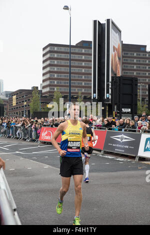 Birmingham, Vereinigtes Königreich. 18. Oktober 2015. Elite-Athleten Aufwärmen an der Startlinie vor dem großen Birmingham laufen Halbmarathon Credit: David Holbrook/Alamy Live News Stockfoto