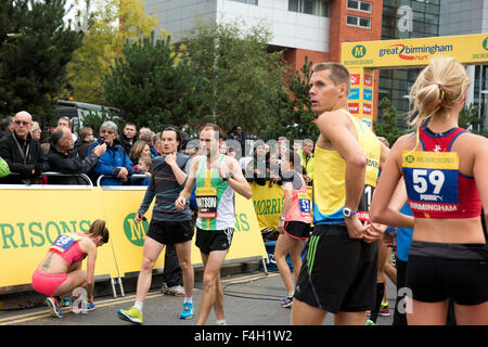 Birmingham, Vereinigtes Königreich. 18. Oktober 2015. Elite-Athleten Aufwärmen an der Startlinie vor dem großen Birmingham laufen Halbmarathon Credit: David Holbrook/Alamy Live News Stockfoto