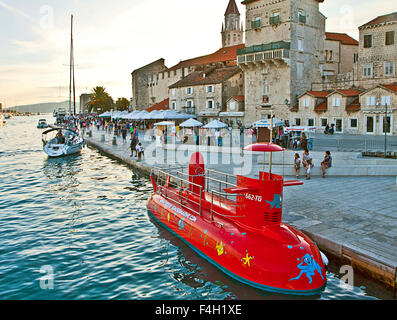 Trogir, Kroatien - Strandpromenade mit roten semi-u-Boot am Ufer festgemacht. Stockfoto