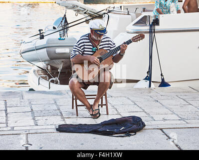 Trogir, Kroatien - führt auf der Strandpromenade ein Meer Bär alten Seemanns-Lieder singen begleitet von seiner Gitarre Stockfoto