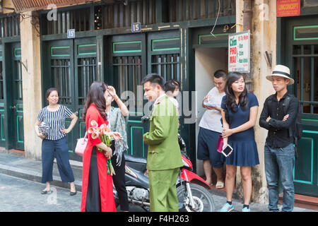 Vietnamesische Hochzeit in Hanoi alte Viertel, glückliches Paar Pose für Fotos auf der Straße, Vietnam Stockfoto