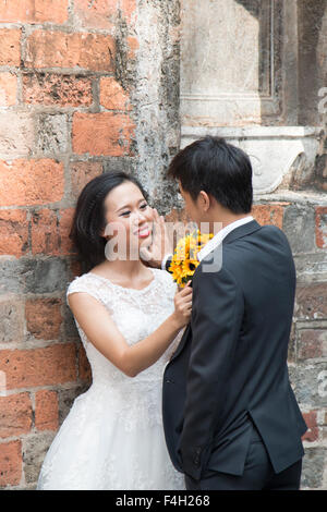 junge vietnamesische frisch verheiratetes Paar haben ihre Hochzeit fotografiert in Hanoi Altstadt, Stadtzentrum von Hanoi, Vietnam Stockfoto