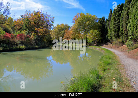 Canal du Midi, Carcassonne, Aude, Languedoc Roussillon, Frankreich. Stockfoto