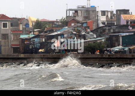 Navotas City, Philippinen. 18. Oktober 2015. Ein Mann geht auf einem Wellenbrecher der Manilabucht bei starkem Wind von Typhoon Koppu in Navotas Stadt, den Philippinen, 18. Oktober 2015. Taifun-Koppu, lokal namens Lando, bildete Landfall in Manila, Aurora Provinz des nordöstlichen Philippinen um ca. 01:00 Sonntag, die lokale Katastrophe Verringerung der Behörde sagte. © Rouelle Umali/Xinhua/Alamy Live-Nachrichten Stockfoto