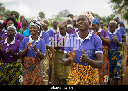 Der Amongtaaba Korb Weber Frauengruppe, in Sumbrungu Zobiko Dorf, Bolgatanga Distrikt, Ghana, singen und tanzen zusammen. Stockfoto