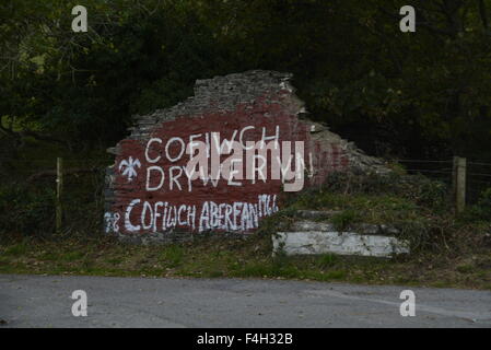 18. Oktober 2015 ist der 50. Geburtstag und auf die A487 ein Graffiti beschmiert auf moosbewachsenen baufälligen Wand auf den gewundenen A487 Küstenstrasse nach Llanrhystud in Ceredigion ist die einzige Erinnerung Links für Passanten eines Ereignisses, das eine der größten Kampagnen für die walisische Unabhängigkeit seit Menschengedenken angeheizt.  Die verblassen Worte ÒCofiwch DrywerynÓ (denken Sie daran, Tryweryn) sind die inoffiziellen Denkmal für Walisisch sprechende Menschen von Capel Celyn in Gwynedd, die ihre Häuser verloren, wenn das Tryweryn-Tal im Jahr 1965 zu einer riesigen Reservoir um die Stadt von Liverpool mit Wasser zu versorgen überschwemmt wurde. Stockfoto