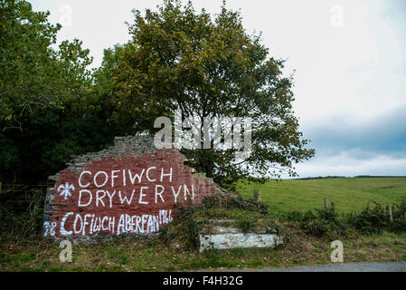 18. Oktober 2015 ist der 50. Geburtstag und auf die A487 ein Graffiti beschmiert auf moosbewachsenen baufälligen Wand auf den gewundenen A487 Küstenstrasse nach Llanrhystud in Ceredigion ist die einzige Erinnerung Links für Passanten eines Ereignisses, das eine der größten Kampagnen für die walisische Unabhängigkeit seit Menschengedenken angeheizt.  Die verblassen Worte ÒCofiwch DrywerynÓ (denken Sie daran, Tryweryn) sind die inoffiziellen Denkmal für Walisisch sprechende Menschen von Capel Celyn in Gwynedd, die ihre Häuser verloren, wenn das Tryweryn-Tal im Jahr 1965 zu einer riesigen Reservoir um die Stadt von Liverpool mit Wasser zu versorgen überschwemmt wurde. Stockfoto