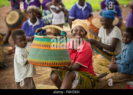 Fairer Handel, reich verzierten Stroh Körbe von den Frauen der Amongtaaba Korb Weber Gruppe in Bolgatanga Distrikt, Ghana verwoben sind. Stockfoto