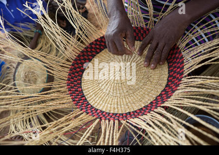 Fairer Handel, reich verzierten Stroh Körbe von den Frauen der Amongtaaba Korb Weber Gruppe in Bolgatanga Distrikt, Ghana verwoben sind. Stockfoto