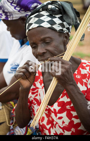 Fairer Handel, reich verzierten Stroh Körbe von den Frauen der Asungtaaba Korb Weber Gruppe in Bolgatanga Distrikt, Ghana verwoben sind. Stockfoto