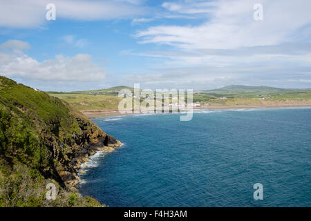 Blick entlang der felsigen Küste in Aberdaron Dorf in der Bucht auf Lleyn Halbinsel / Pen Llyn, Gwynedd, Nordwales, UK, Großbritannien Stockfoto