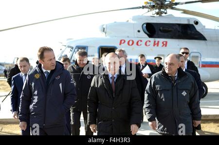 Russischen Präsidenten Vladimir Putin, eskortiert von den russischen Federal Space Agency Kopf Igor Komarov, links, kommt an dem Kosmodrom Wostotschny 14. Oktober 2015 in der Nähe von Uglegorsk, Russland. Stockfoto