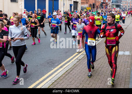 Sonntag, 18. Oktober 2015 beteiligen sich Läufer aus ganz Großbritannien haben trotzten am Sonntag Morgen früh im großen Birmingham laufen Halbmarathon gesponsert von Morrisons Stockfoto