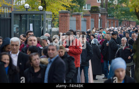 Berlin, Deutschland. 18. Oktober 2015. Menschen-Warteschlange, bei den türkischen Parlamentswahlen am 1. November im türkischen Konsulat in Berlin, Deutschland, 18. Oktober 2015 zu stimmen. Foto: LUKAS SCHULZE/DPA/Alamy Live-Nachrichten Stockfoto