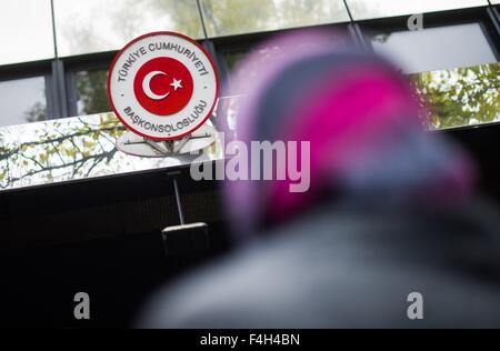 Berlin, Deutschland. 18. Oktober 2015. Eine Frau Warteschlangen bei den türkischen Parlamentswahlen am 1. November an das türkische Konsulat in Berlin, Deutschland, 18. Oktober 2015 stimmberechtigt. Foto: LUKAS SCHULZE/DPA/Alamy Live-Nachrichten Stockfoto