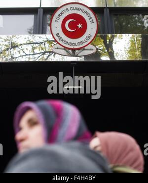 Berlin, Deutschland. 18. Oktober 2015. Zwei Frauen Warteschlange Wahlrecht bei den türkischen Parlamentswahlen am 1. November im türkischen Konsulat in Berlin, Deutschland, 18. Oktober 2015. Foto: LUKAS SCHULZE/DPA/Alamy Live-Nachrichten Stockfoto