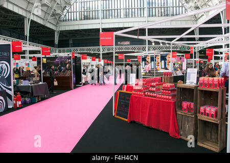 London, UK. 18. Oktober 2015 - sammeln internationale Spezialisten aus der Schokoladenindustrie in der Olympia Hall auf der jährlichen Chocolate Show in London, Großbritanniens größte Schokolade Veranstaltung ausstellen. Die Aktivitäten umfassen Workshops, Präsentationen von berühmten Köchen, Demonstrationen und eine Schokolade Modenschau. Bildnachweis: Nathaniel Noir/Alamy Live-Nachrichten Stockfoto