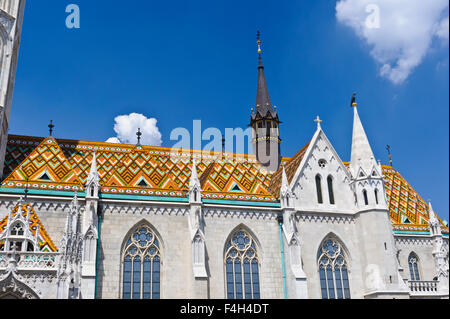 Die kultigen Matyas Kirche mit bunten Muster Dach in Fischerbastei, Budapest, Ungarn. Stockfoto