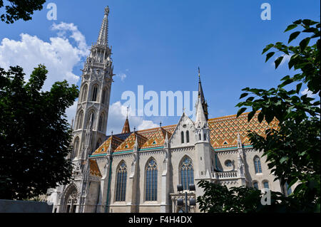 Die kultigen Matyas Kirche mit bunten Muster Dach in Fischerbastei, Budapest, Ungarn. Stockfoto