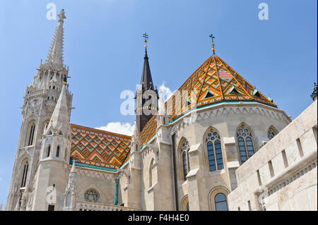 Die kultigen Matyas Kirche mit bunten Muster Dach in Fischerbastei, Budapest, Ungarn. Stockfoto