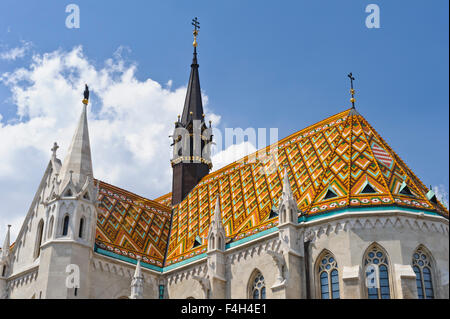 Die kultigen Matyas Kirche mit bunten Muster Dach in Fischerbastei, Budapest, Ungarn. Stockfoto