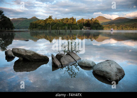 Reflexionen bei Sonnenaufgang am Derwent Water mit Catbells im Hintergrund in der Nähe von Keswick, Lake District National Park, Cumbria, England, Großbritannien Stockfoto