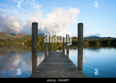 Derwent Water Jetty in der Dämmerung mit Aussicht auf die Hügel in der Nähe von Keswick, Lake District National Park, Cumbria, England, Großbritannien Stockfoto