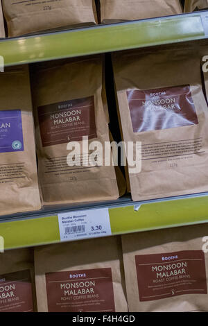 Verschiedene Kaffeespezialitäten für den Verkauf auf Supermarkt-Regal. Lancashire, UK Stockfoto