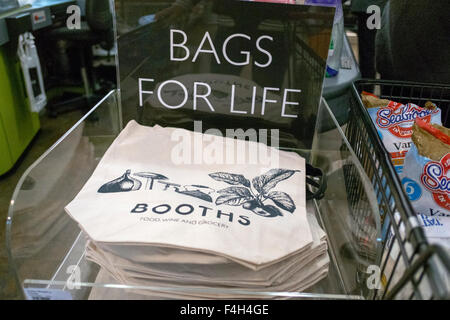 Jute, Baumwolle, wiederverwendbare Supermarkt Einkaufstaschen für Lebenszeichen, Stände, Store, Lancashire, Großbritannien Stockfoto