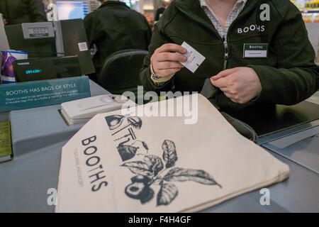 Jute, Leinwand, wiederverwendbare, grpzery Supermarkt-Einkaufstaschen fürs Leben, Stände, Lancashire, Großbritannien Stockfoto