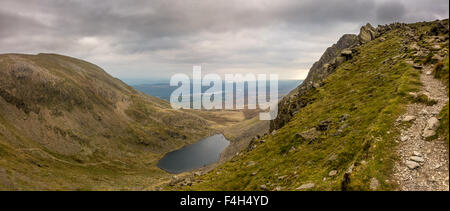 Übernahme des Pfads Dow Crag mit der Old Man of Coniston Ziegenmilch Wasser unten und links Stockfoto