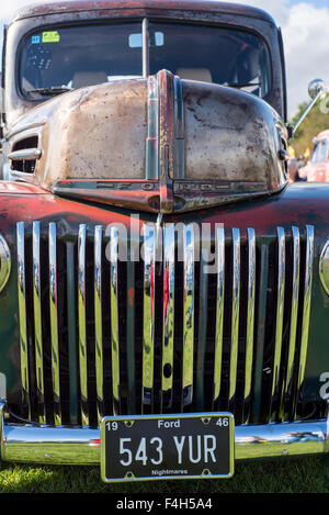 1946 Ford Pick Up Truck, Rusty, rot, Kühlergrill, Silber, glänzend, Stoßstange, Außenspiegel, Windschutzscheibe, Motorhaube, Vent, Scheinwerfer, Rasen, Stockfoto