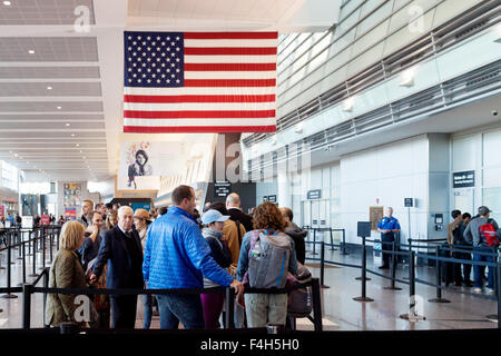 Flughafen Boston Logan; Passagiere, die durch Sicherheit zu Abfahrten gehen, Terminal A, Logan International Airport, Boston USA Stockfoto