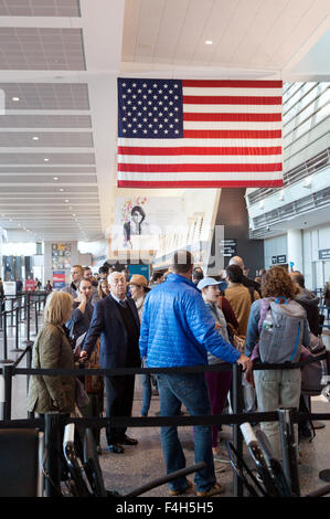 Passagiere, die Sicherheitskontrolle auf Abfahrten, Terminal A, Logan International Airport, Boston USA Stockfoto