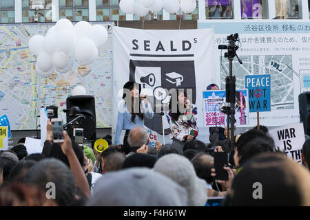 Mitglieder der Studenten-Notfall-Aktion für liberale Demokratie (SEALDs) Gruppe singen bei einem Protest vor Shibuya Station, am 18. Oktober 2015, Tokio, Japan. Einen Monat nachdem die japanische Regierung eine Reihe von umstrittenen Sicherheit Rechnungen genehmigt weiterhin Mitglieder des SEALDs Menschen zum protest gegen die Verschiebung in der japanischen Verteidigungspolitik, die ihrer Meinung nach gegen die Verfassung des Landes und UN-demokratisch ist. © Rodrigo Reyes Marin/AFLO/Alamy Live-Nachrichten Stockfoto