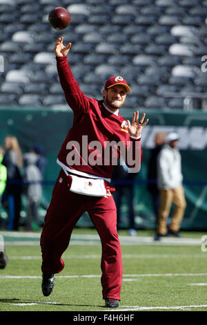 18. Oktober 2015, wirft Washington Redskins Quarterback Kirk Cousins (8) den Ball vor dem NFL-Spiel zwischen den Washington Redskins und die New York Jets MetLife Stadium in East Rutherford, New Jersey. Christopher Szagola/CSM Stockfoto