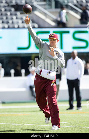 18. Oktober 2015, wirft Washington Redskins Quarterback Colt McCoy (16) den Ball vor dem NFL-Spiel zwischen den Washington Redskins und die New York Jets MetLife Stadium in East Rutherford, New Jersey. Christopher Szagola/CSM Stockfoto