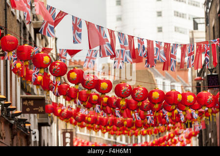 London, UK.  18. Oktober 2015.  Chinesischen Markierungsfahnen und Union Jack Fahnen hängen unter den Laternen in Chinatown vor dieser Woche Stand besuchen, die erste aus China seit 2005, der chinesische Präsident Xi Jinping.  Nach dem chinesischen Botschafter Liu Xiaoming, konzentriert sich der Besuch auf "Partnerschaft" und "Zusammenarbeit" zwischen den beiden Ländern.  Bildnachweis: Stephen Chung / Alamy Live News Stockfoto