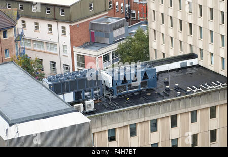 Büro block mit alten Stil Klimageräte / air Handling Unit auf dem Dach. Oktober 2015 Stockfoto