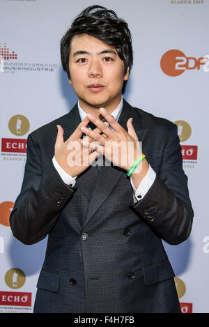 Berlin, Deutschland. 18. Oktober 2015. Lang Lang, Sieger in der Kategorie "Instrumentalist des der year(piano)" kommt für den Echo Klassik 2015 klassischer Musik in Berlin, Deutschland, 18. Oktober 2015 vergibt. Foto: CLEMENS BILAN/DPA/Alamy Live-Nachrichten Stockfoto